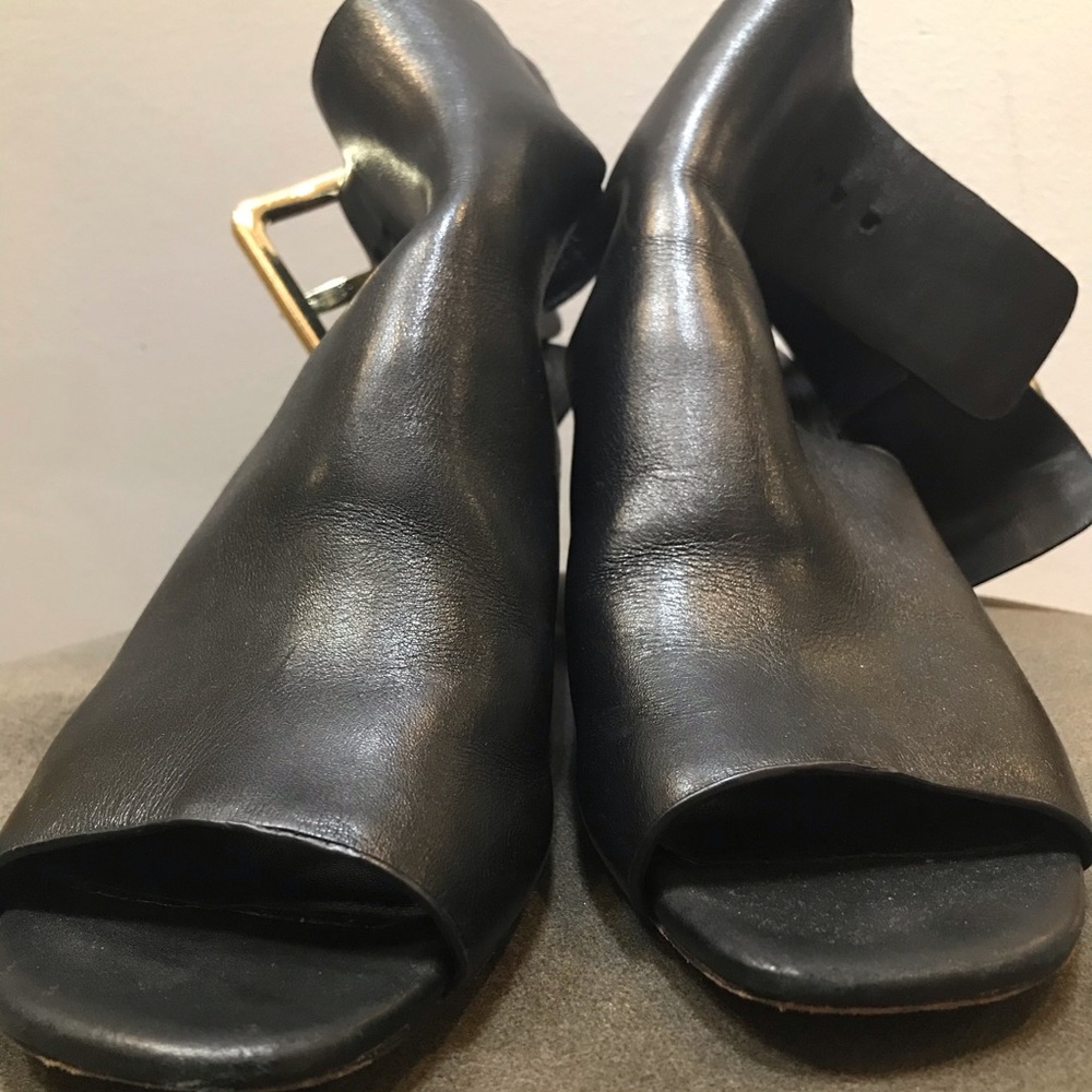 BUCKLE HEEL